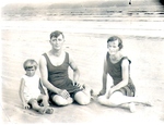 Heinrich, Lina unf Flora Oberthanner an
                        einem brasilianischen Strand